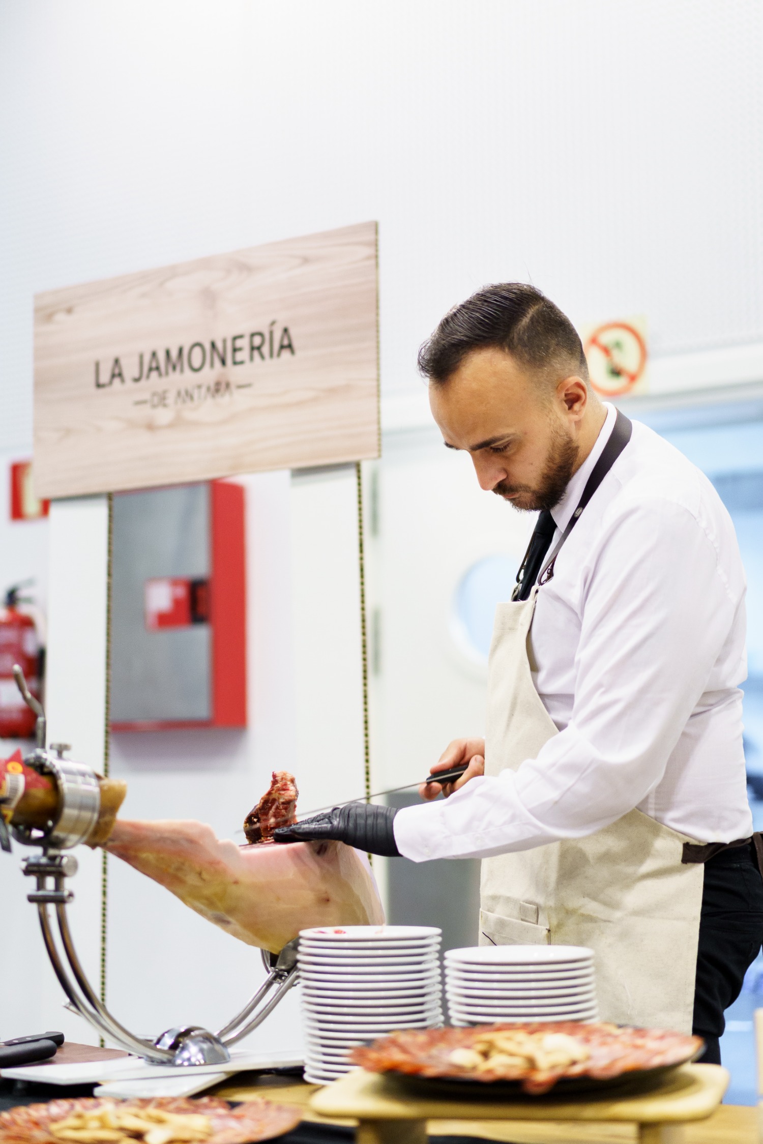 Informate de nuestro cortador de jamón, cortador especialista, marcará la diferencia en tu evento.