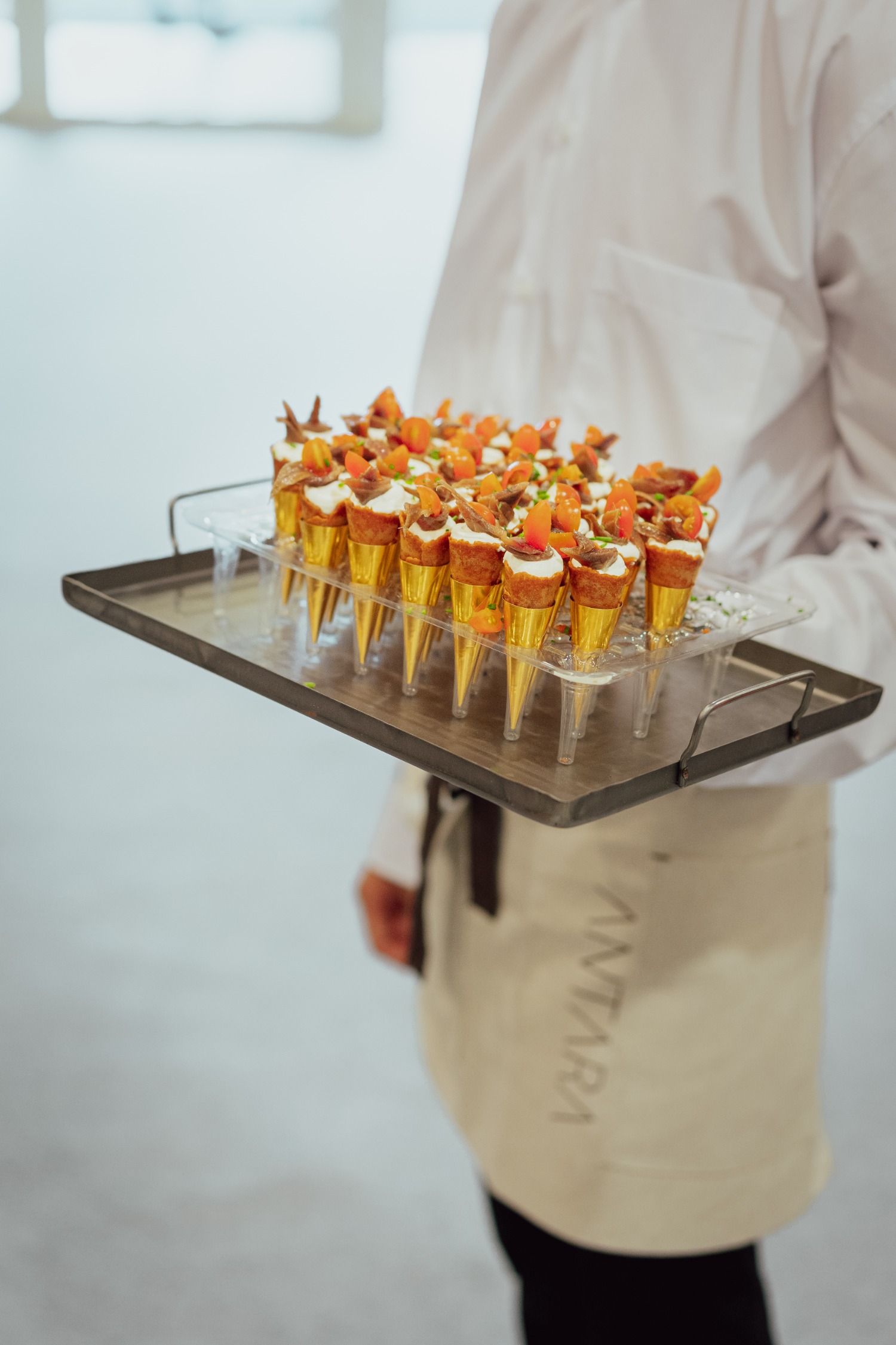 Nuestro equipo de camareros con talento está especializado en estands y en eventos grandes y pequeños.