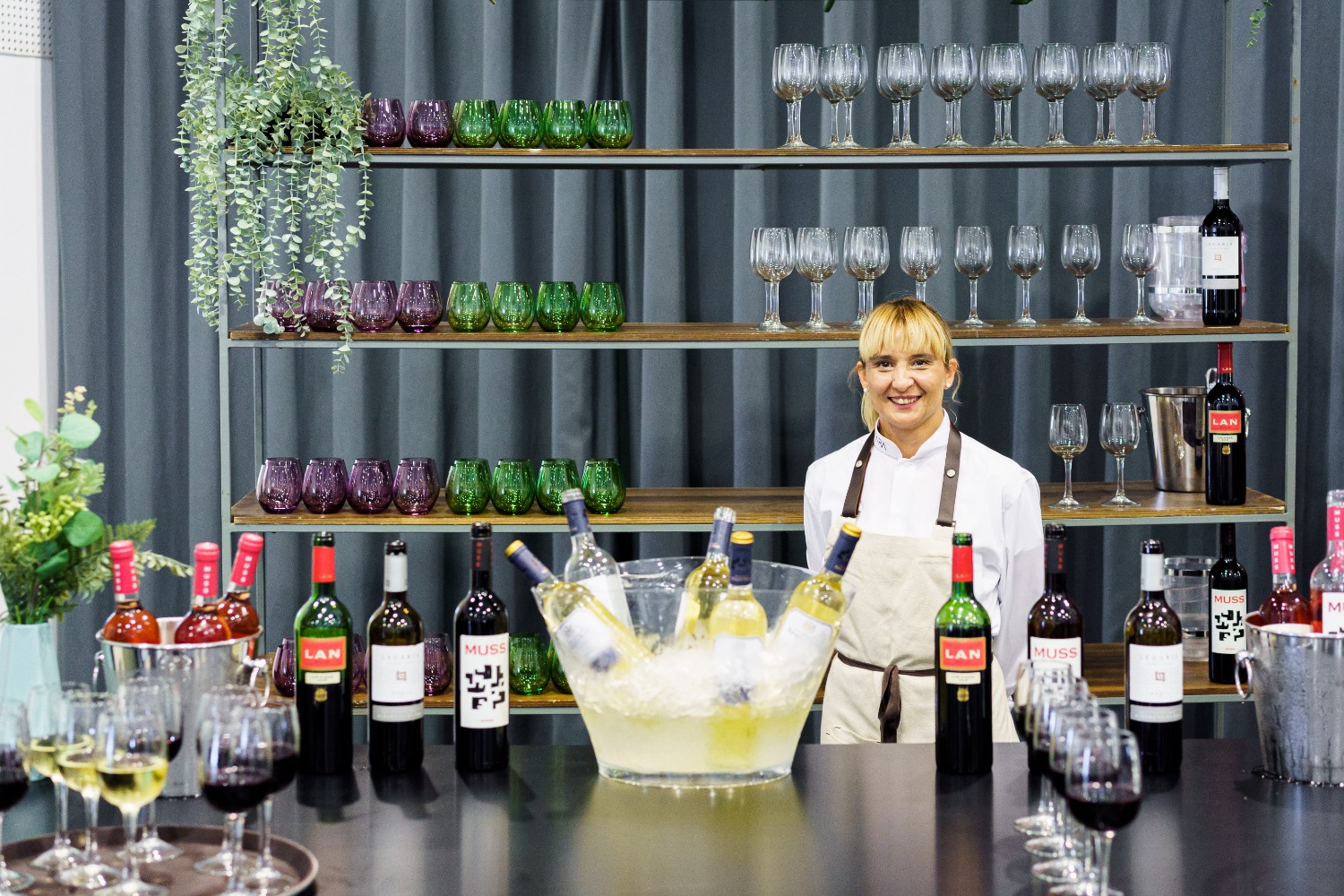 Nuestro equipo de camareros con talento está especializado en estands y en eventos grandes y pequeños.